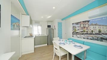 Casa rodante, 2 habitaciones | Área de sala de estar | Televisión de pantalla plana y tenis de mesa