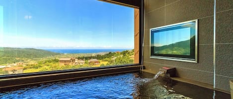 Phòng đôi Deluxe, 1 giường cỡ queen, quang cảnh biển | Phòng tắm | Bồn tắm và buồng tắm vòi sen riêng, bồn tắm nước khoáng