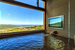 华丽双人房, 1 张大床, 海洋景观 | 浴室 | 独立的浴缸和淋浴、泉水浴缸、免费洗浴用品、吹风机