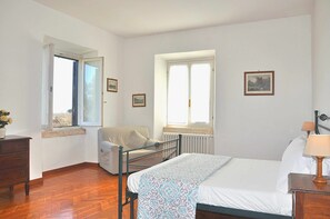 4 Schlafzimmer, Bügeleisen/Bügelbrett, Reisekinderbett, WLAN