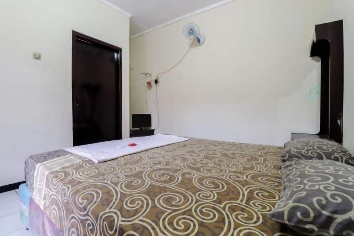 Escritorio, wifi gratis, ropa de cama