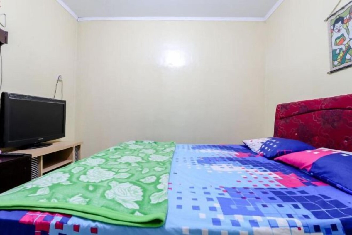 Escritorio, wifi gratis y ropa de cama 