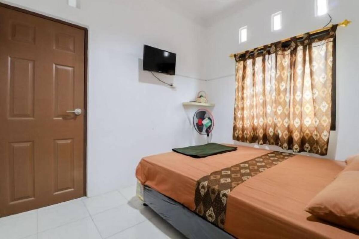 Desk, WiFi, bed sheets