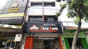 A hotel entrance with a sign reading "Hotel Oman Ampel."