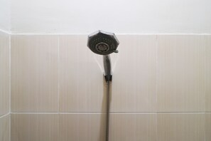 Chambre Deluxe | Salle de bain | Douche, douche à « effet pluie », articles de toilette gratuits