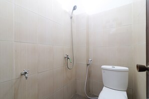 Douche, douche à « effet pluie », articles de toilette gratuits