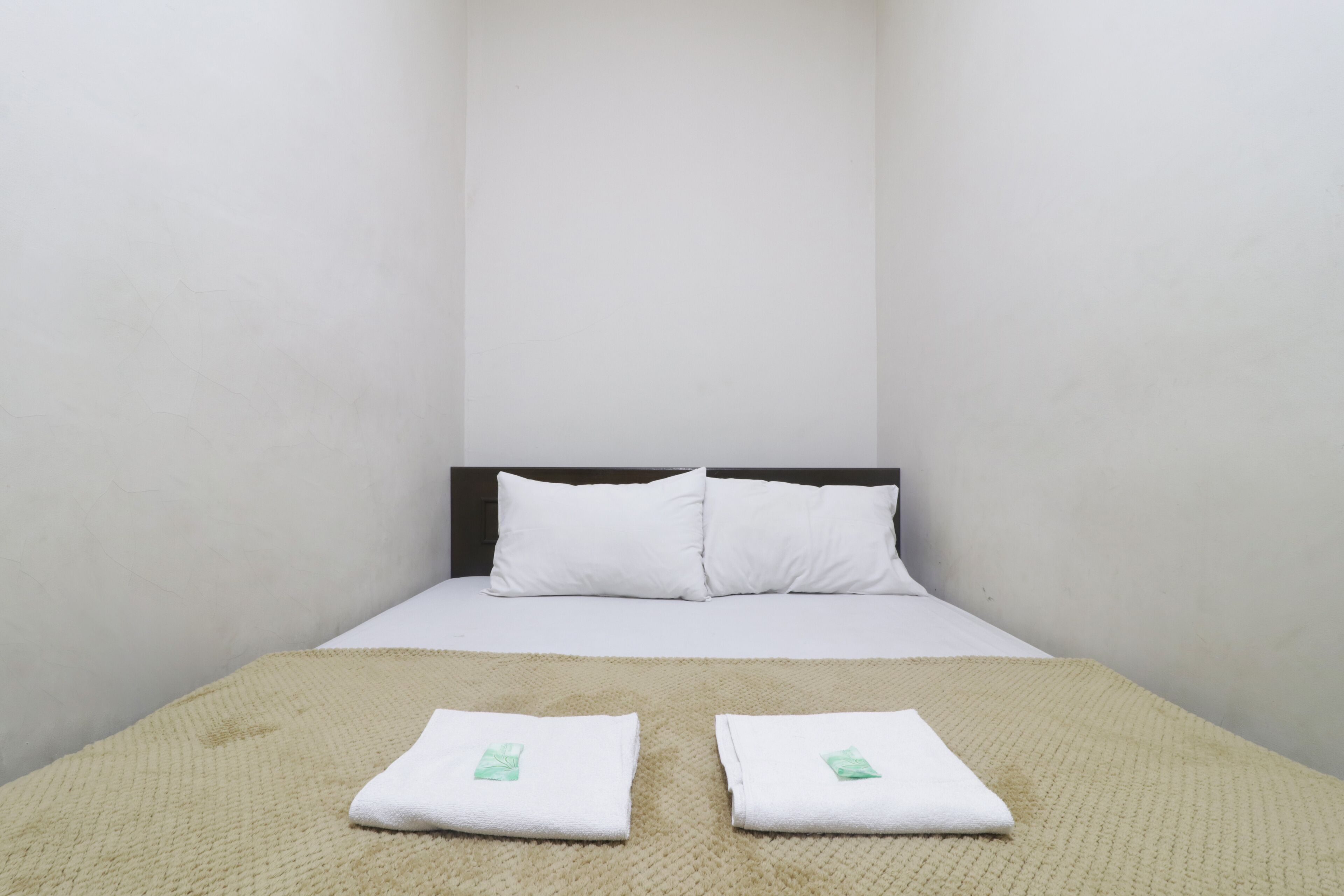 Desk, laptop workspace, free WiFi, bed sheets
