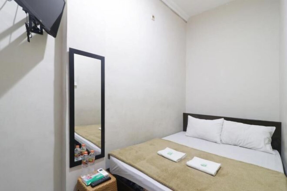 Een bureau, een laptopwerkplek, gratis wifi, beddengoed