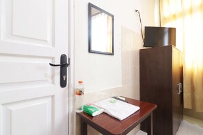 Desk, laptop workspace, free WiFi, bed sheets - Hotel Omah Ampel Syariah (Surabaya)