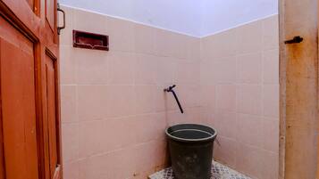 Habitación triple Deluxe | Baño | Ducha y toallas