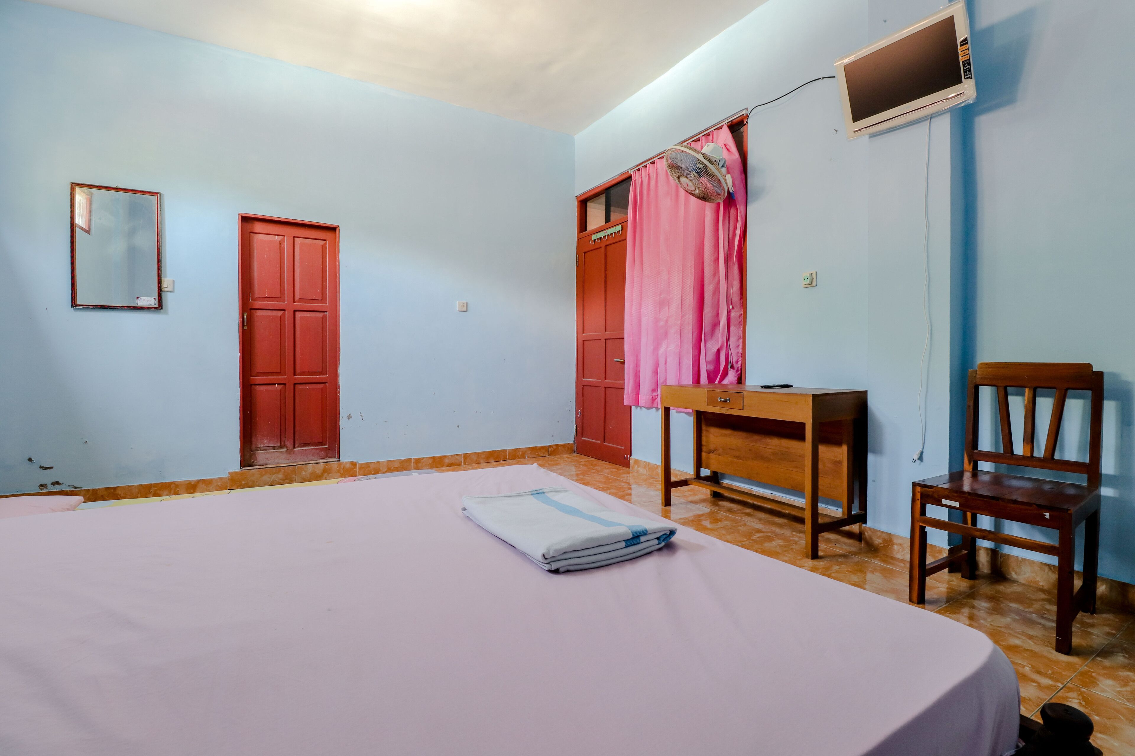 Superior Triple Room | Desk