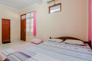 Deluxe Triple Room | Desk - Hotel Kukup Indah (Wonosari)