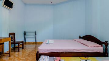 Kamar Triple Superior | Meja kerja