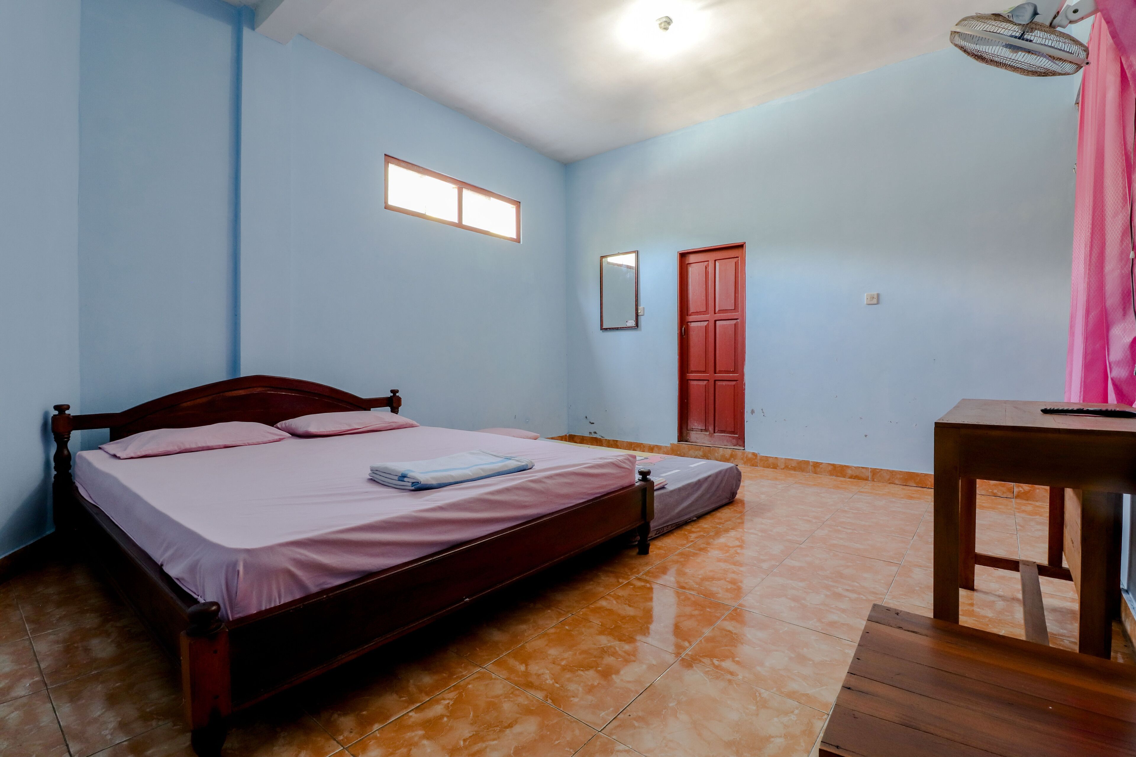 Habitación triple superior | Escritorio 