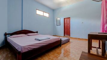 Habitación triple superior | Escritorio