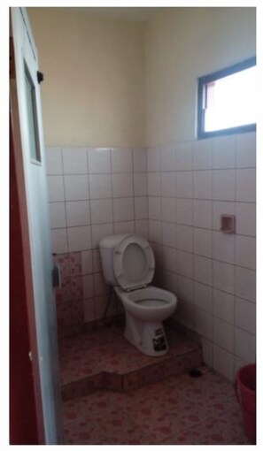 Superior Double Room | Bathroom | Shower, free toiletries, towels - Wisma & Kantin Amanda (Pacet)