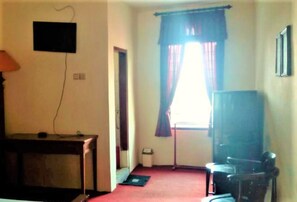 Superior Double Room | Desk, bed sheets - Wisma & Kantin Amanda (Pacet)