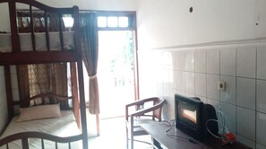 Superior Double Room | Desk, bed sheets - Wisma & Kantin Amanda (Pacet)