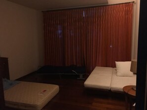 Deluxe Room | Desk - Villa Alex Claket (Pacet)
