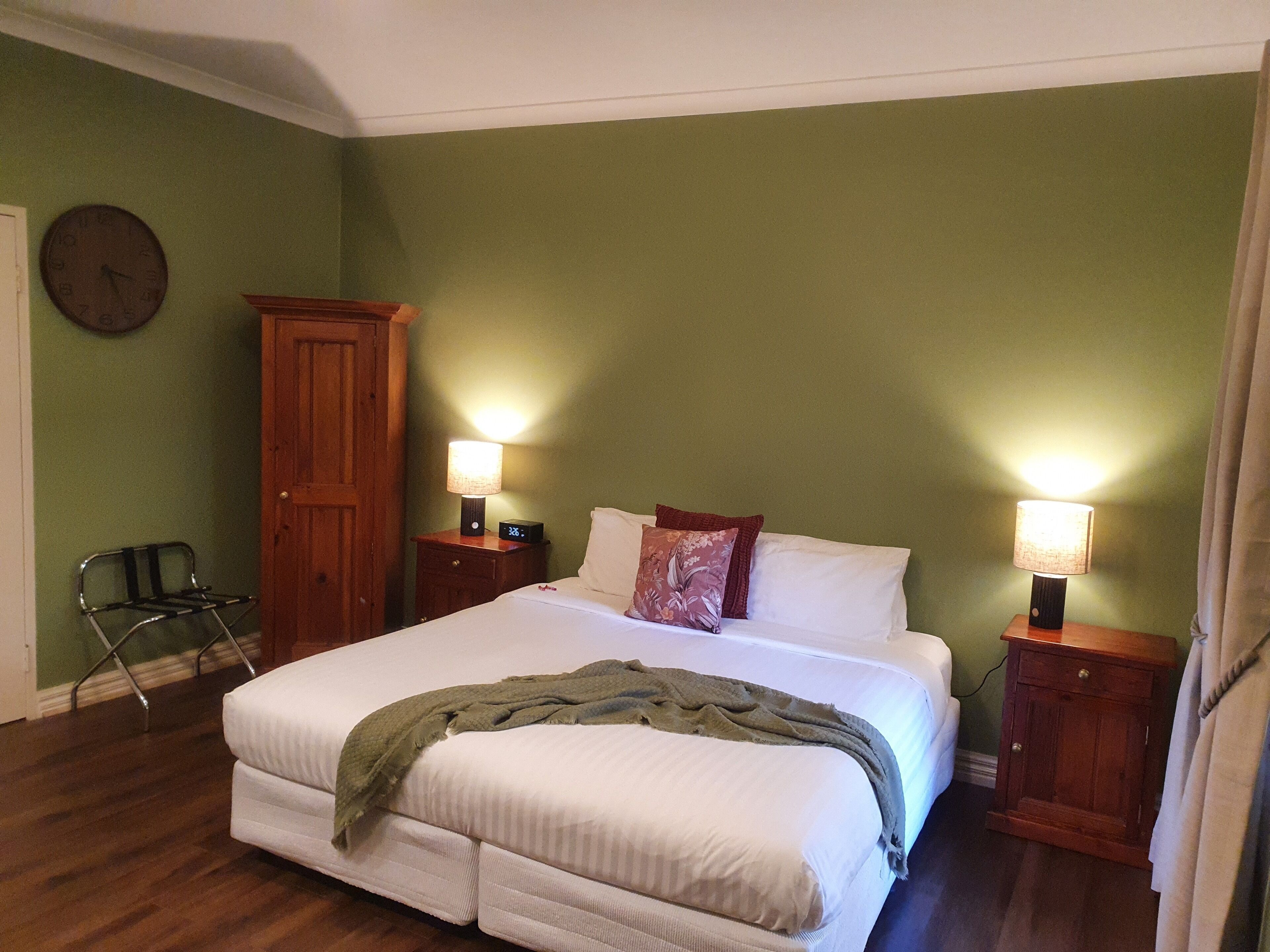 Artículos del minibar gratis y decoración personalizada 