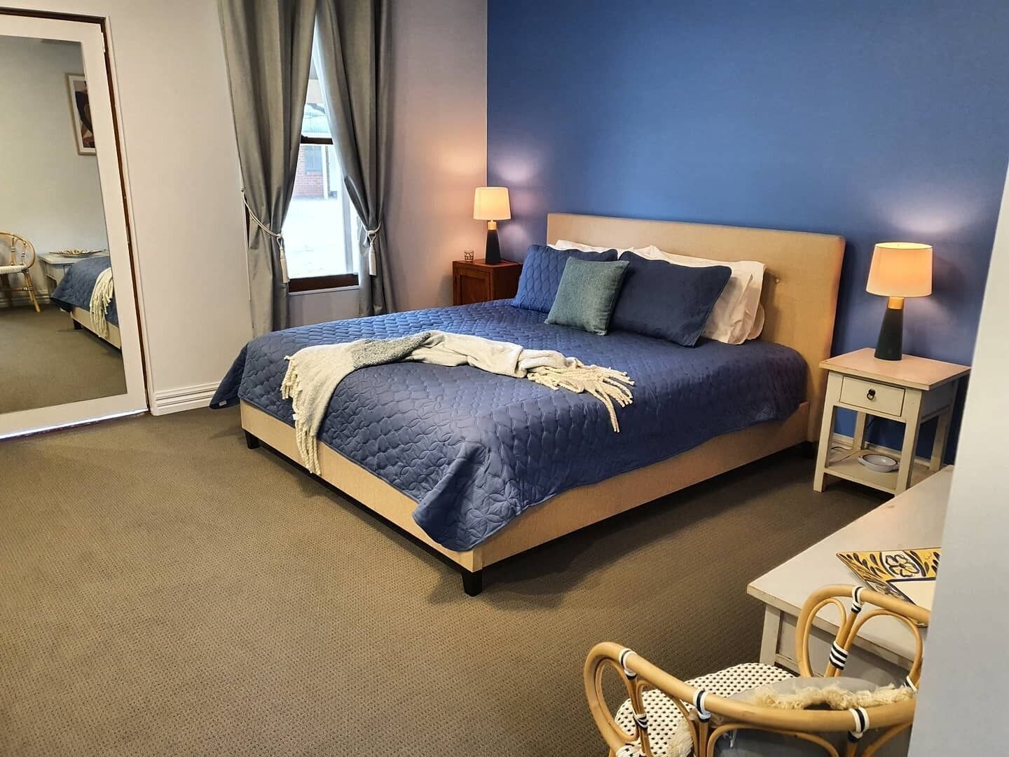 Artículos del minibar gratis y decoración personalizada 