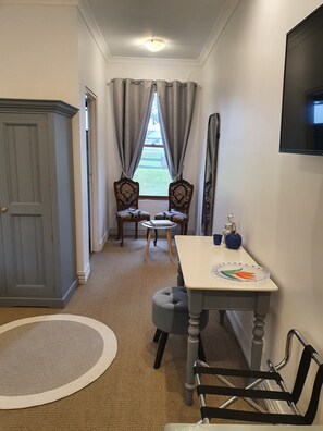 Deluxe Room | Free minibar items, individually decorated, individually furnished, desk - The Lancefield Lodge (Lancefield)