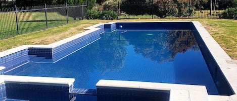 Piscina stagionale all'aperto, lettini