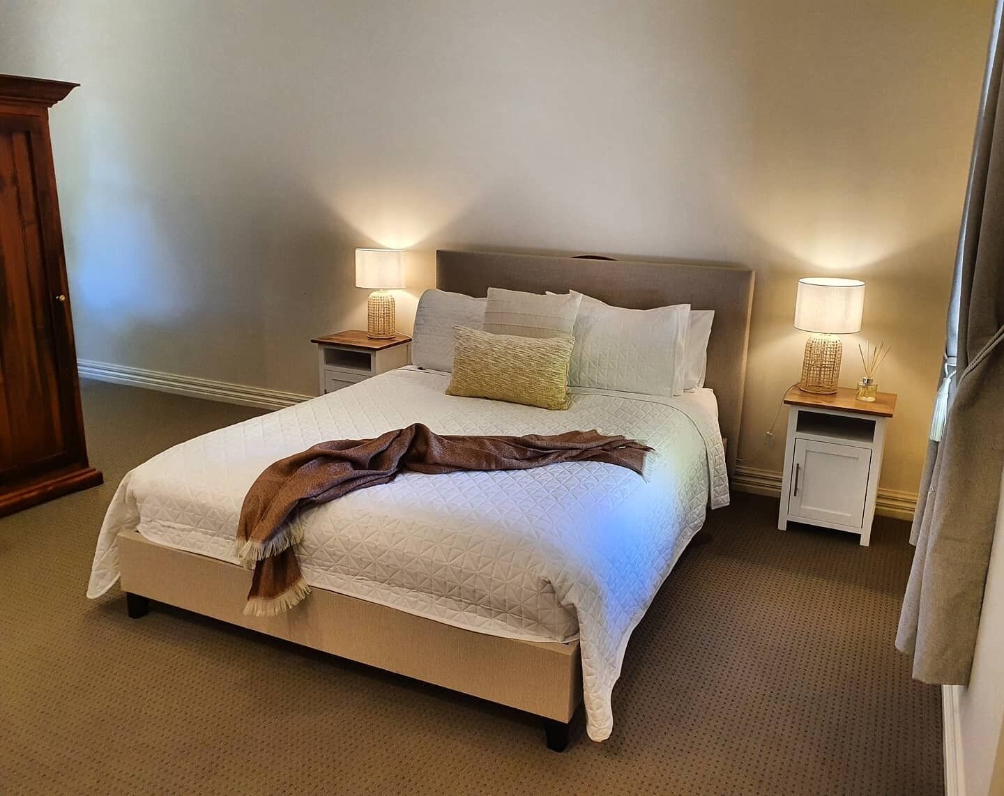 Artículos del minibar gratis y decoración personalizada 