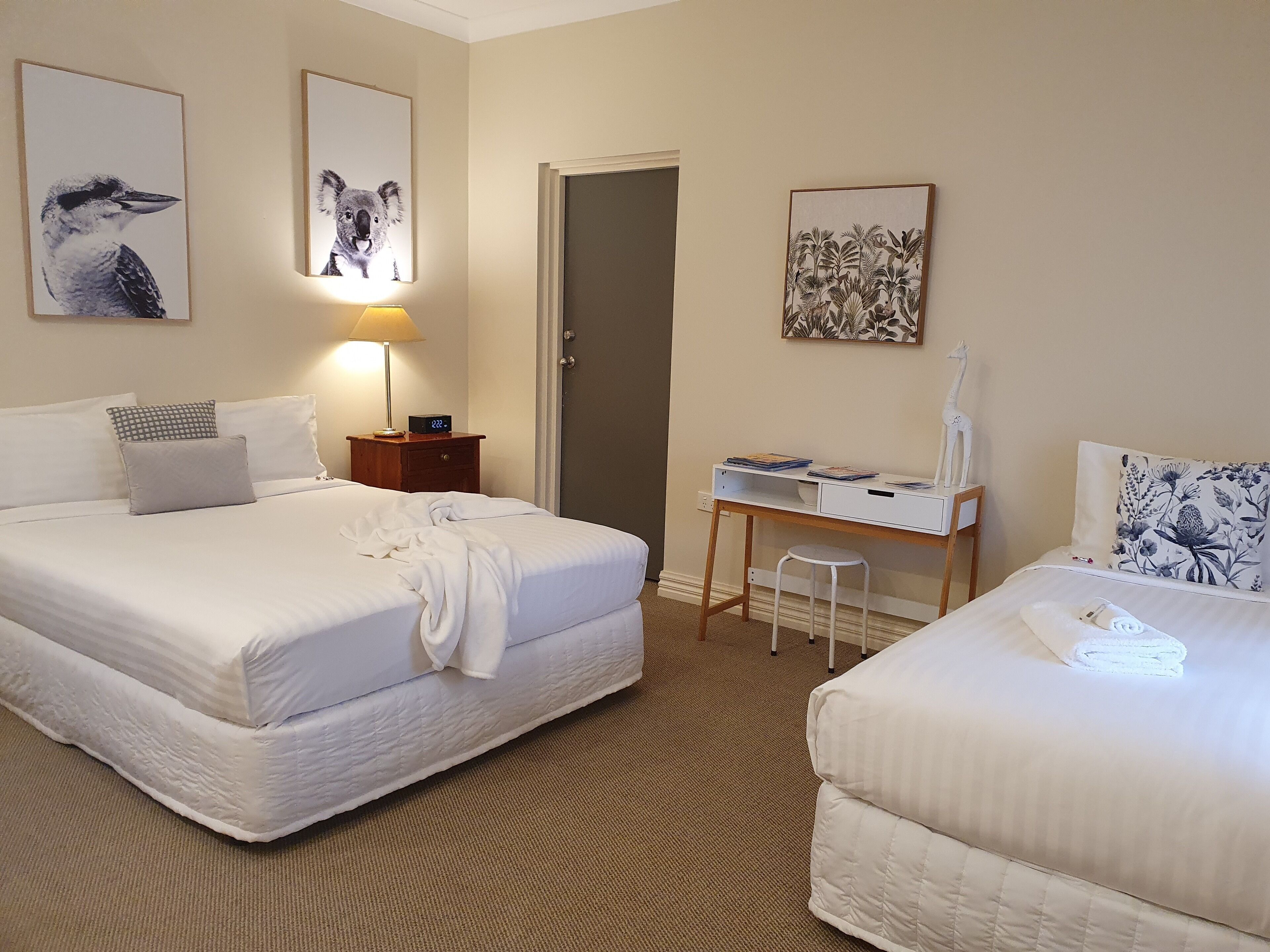 Artículos del minibar gratis y decoración personalizada 