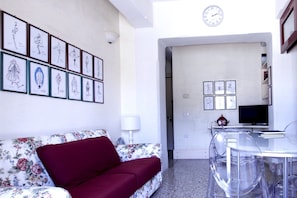Appartement Confort, 2 chambres | Coin séjour | Télévision à écran plat de 21 pouces avec chaînes numériques, télévision