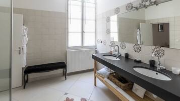 Douche, sĂšche-cheveux, serviettes fournies, papier toilette