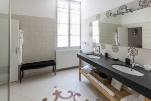 Shower, hair dryer, towels, toilet paper