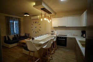 Huoneisto, merinäköala (1 Double Bed + 2 Single Sofa Beds) | Ruokailu omassa huoneessa