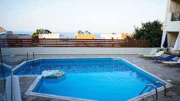 Piscine extérieure (ouverte en saison), parasols de plage