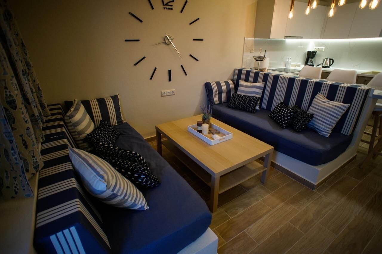 Una sala moderna con un conjunto de sofá, una mesa de centro y un reloj de pared.