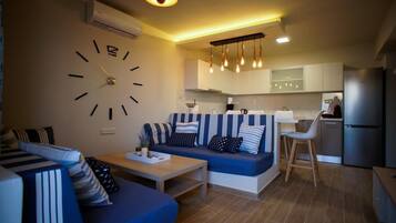 Appartamento, vista mare (1 Double Bed + 2 Single Sofa Beds) | Area soggiorno | TV a schermo piatto, film pay-per-view, servizi in streaming