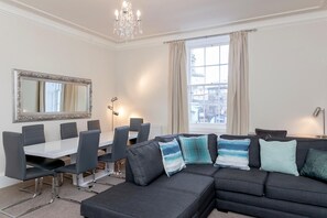 32-inch Smart TV with satellite channels, TV, Netflix - Alva Suites (Edinburgh)