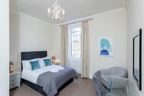 3 bedrooms, iron/ironing board, cribs/infant beds, free WiFi - Alva Suites (Edinburgh)