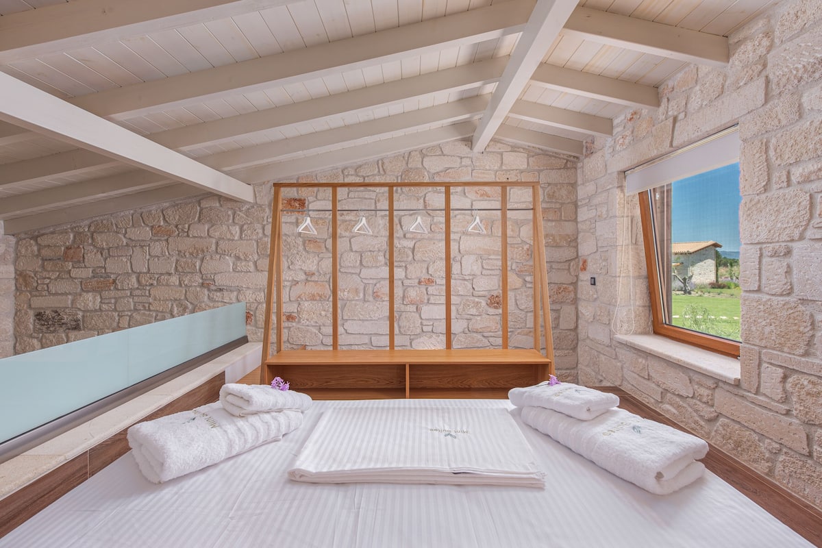 1 bedroom, premium bedding, in-room safe, desk