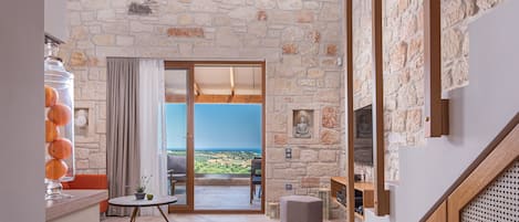 Suite superior, vistes al mar | Sala d'estar | Televisor de pantalla plana de 50 polzades amb canals per cable