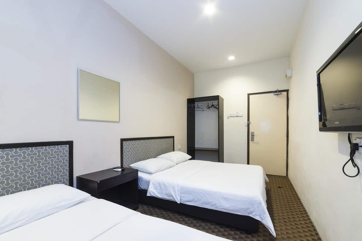 家庭三人房, 多张床 | 办公桌、熨斗/熨板、免费 WiFi、床单