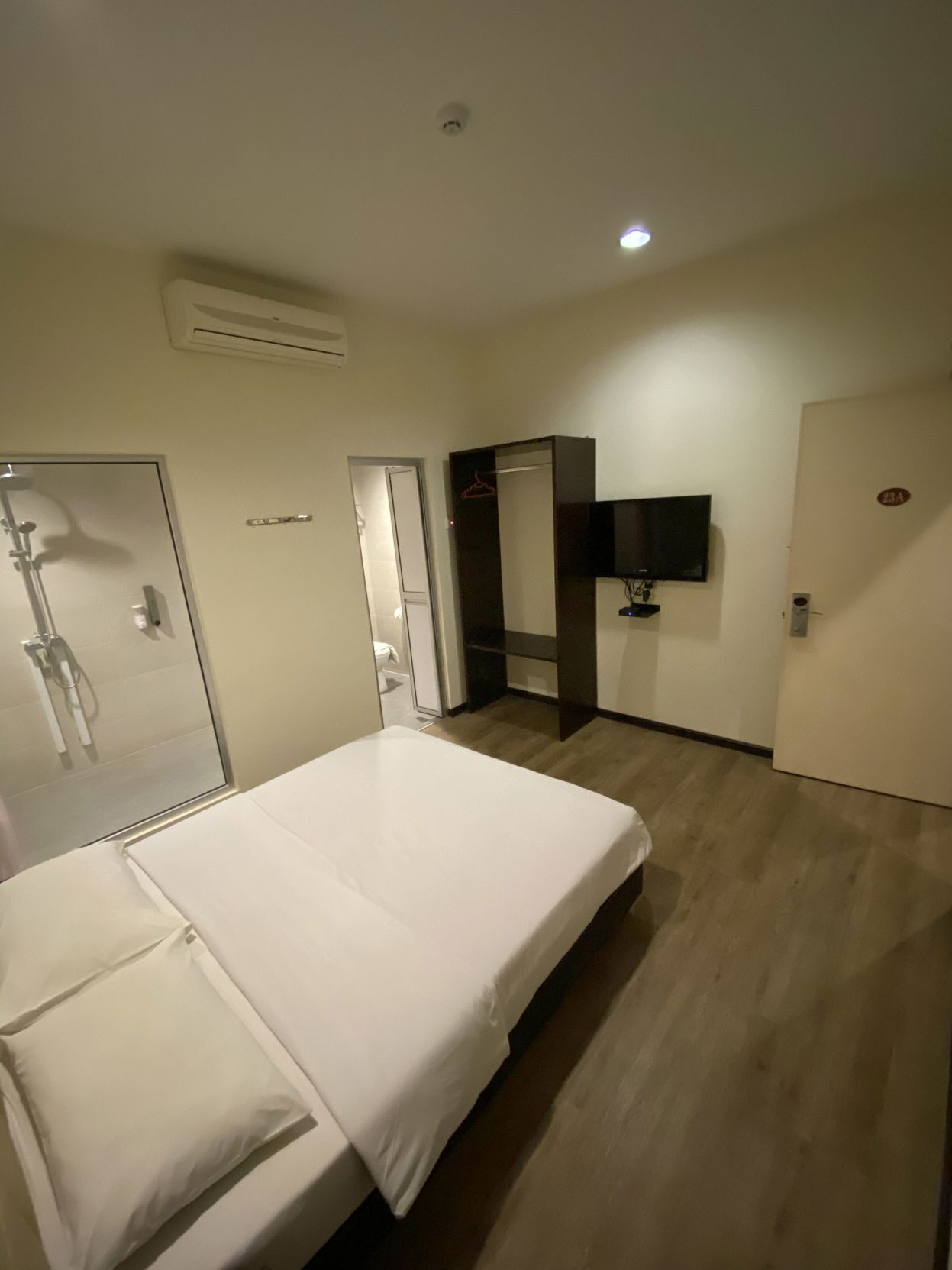 Escritorio, tabla de planchar con plancha, wifi gratis y ropa de cama 