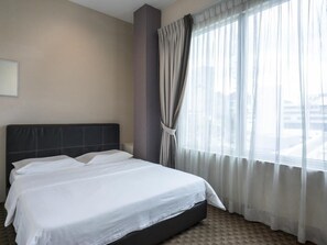 Quarto casal superior | Escrivaninha, ferros/tábuas de passar roupa, Wi-Fi de cortesia