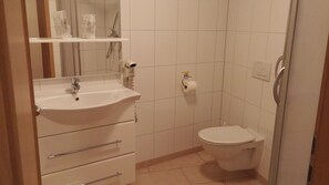 Double Room | Bathroom | Shower, free toiletries, towels