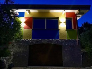 Een modern huis met een garagepoort en een bakstenen boog.