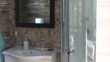 Doccia, asciugacapelli, bidet, asciugamani