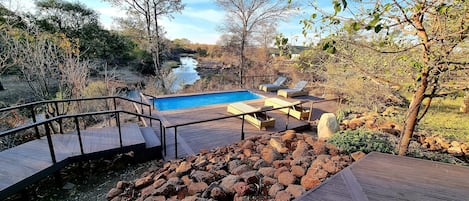 Una piscina al aire libre