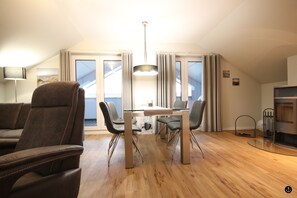 Störtebeker 8 | Living area | 50-inch flat-screen TV with satellite channels, TV, fireplace - Störtebeker 8 (Kellenhusen)