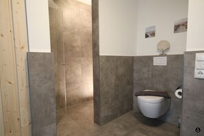 Störtebeker 6 | Badezimmer | Dusche, Fußbodenheizung (Badezimmer), Handtücher