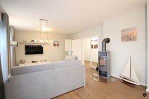 Störtebeker 6 | Wohnbereich | 50-Zoll-Flachbildfernseher mit Satellitenempfang, Fernseher, Kamin